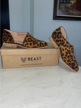 New!! ✨ “Beast Fashion” Women Faux Leopard Flats- Size 5.5 and 6.5